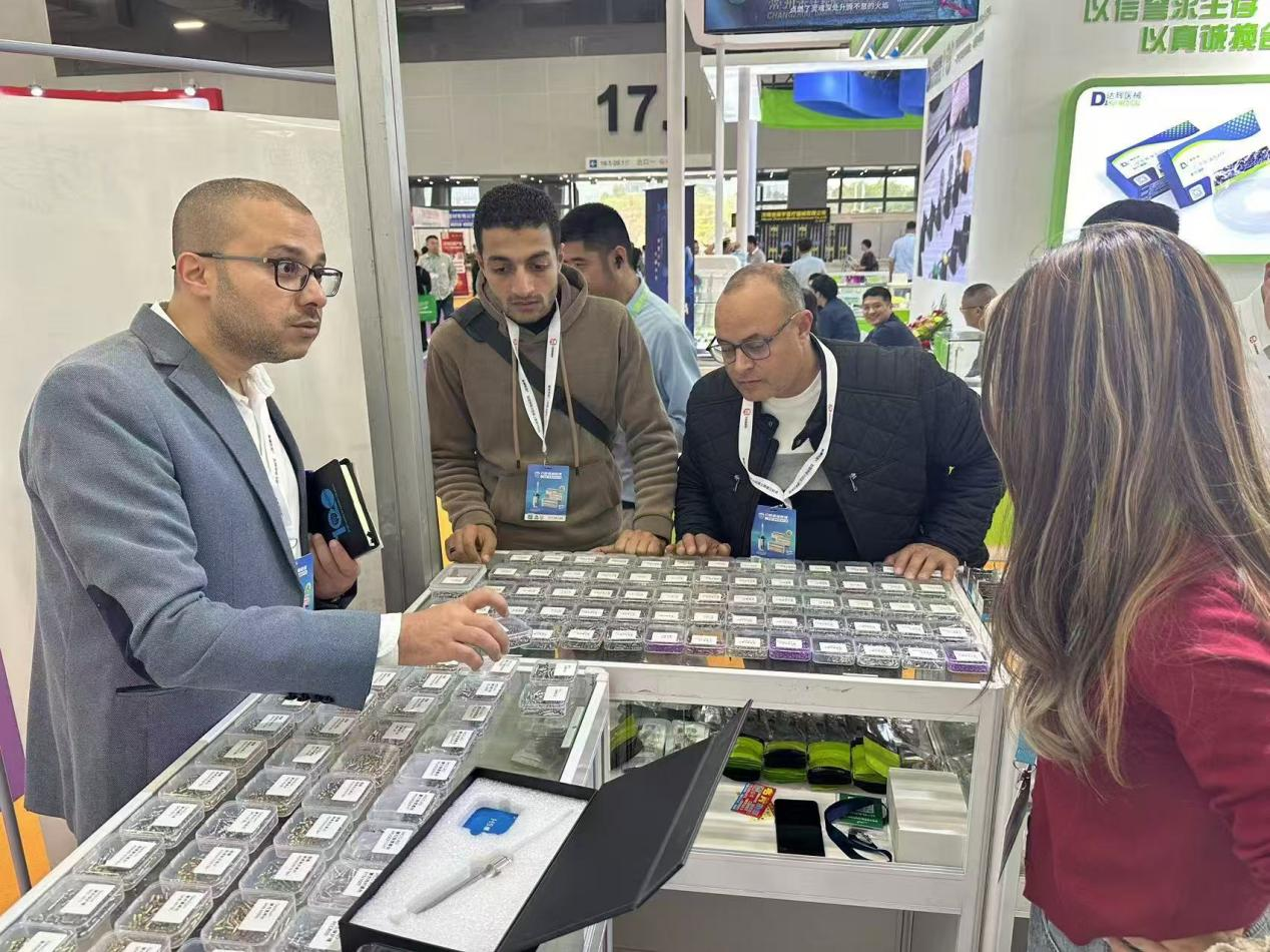 Yamei Medical lucet ad internationalis dentalis se ferre, ducens ad flecte de innovative implantare Accessories
